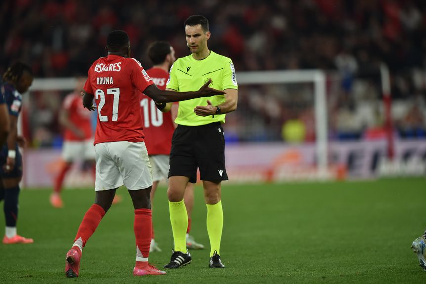 O árbitro Bruno Costa conversa com Bruma, durante o jogo entre o Benfica e o Moreirense