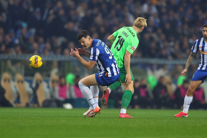 Zé Pedro num lance com o sportinguista Harder (GRAFISLAB)