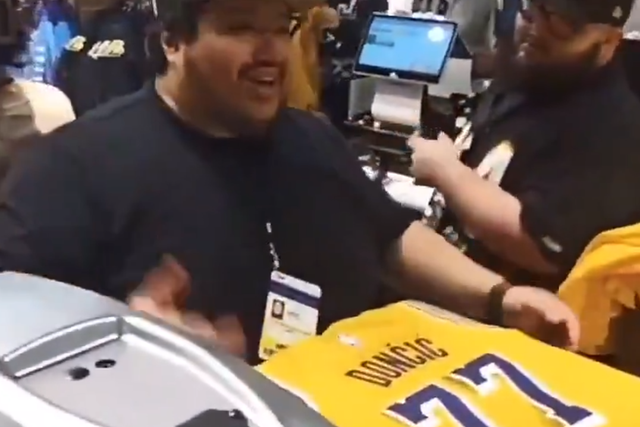 Camisola dos Lakers personalizada com o nome e número de Doncic