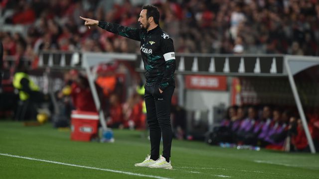 César Peixoto dá indicações aos jogadores do Moreirense, no jogo com o Benfica