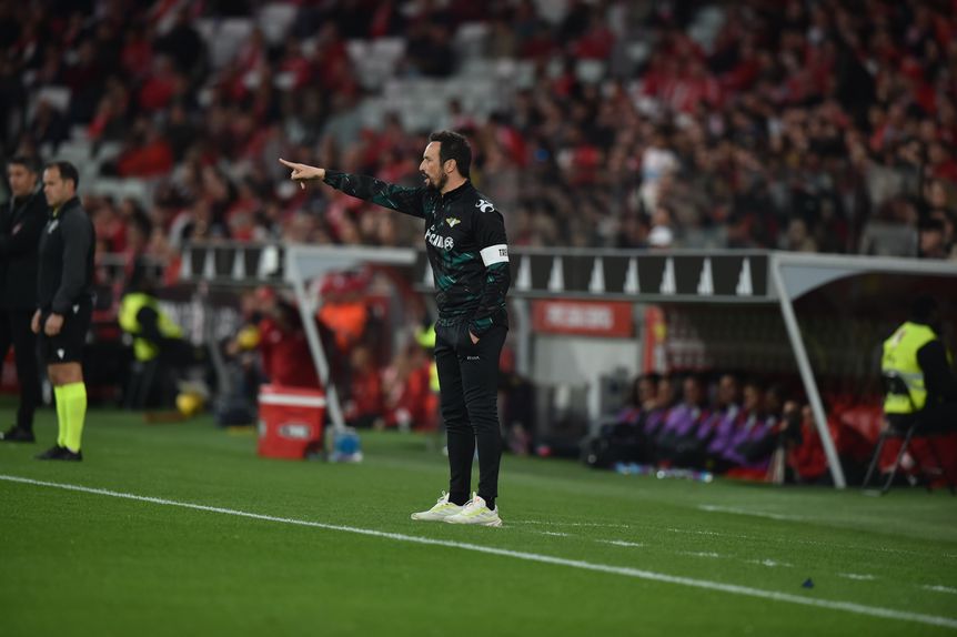 César Peixoto dá indicações aos jogadores do Moreirense, no jogo com o Benfica