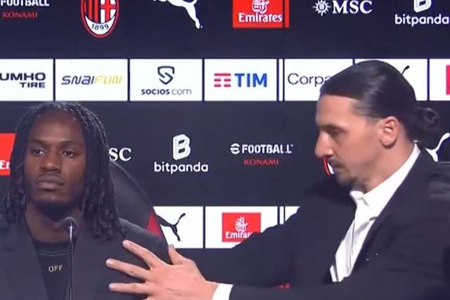 Ibrahimovic endireita as costas de Bondo durante apresentação