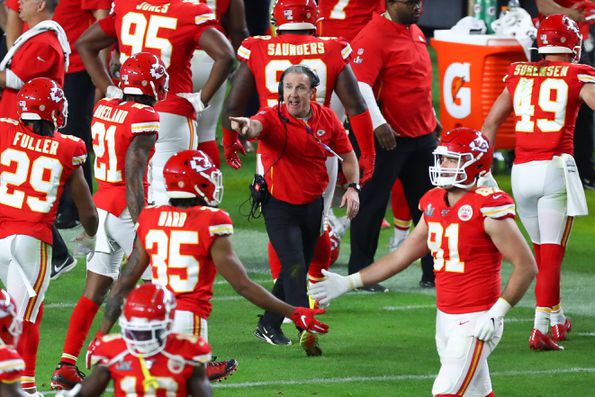 Steve Spagnuolo, coordenador defensivo dos Chiefs, dando instruções aos seus jogadores