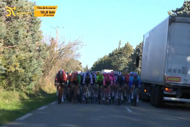 Metade do pelotão abandona após cruzar-se com camião em contramão