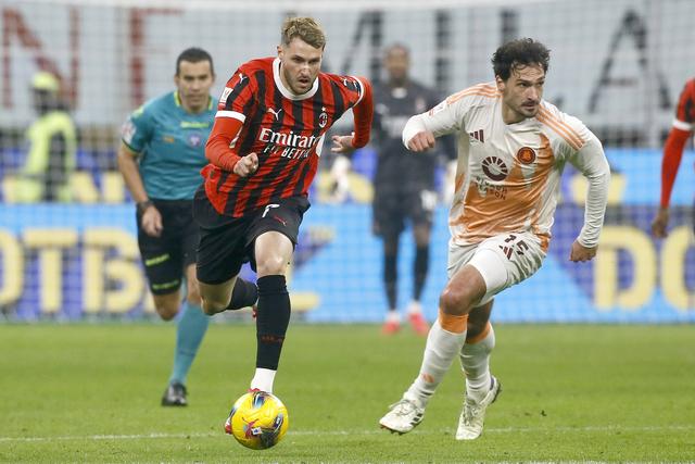 Santiago Giménez ultrapassa Mats Hummels, da Roma, no jogo da Taça de Itália