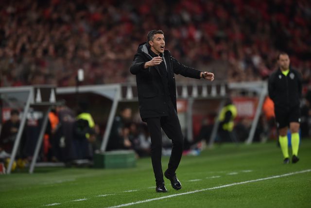 Lage dá indicações à equipa no jogo com o Moreirense