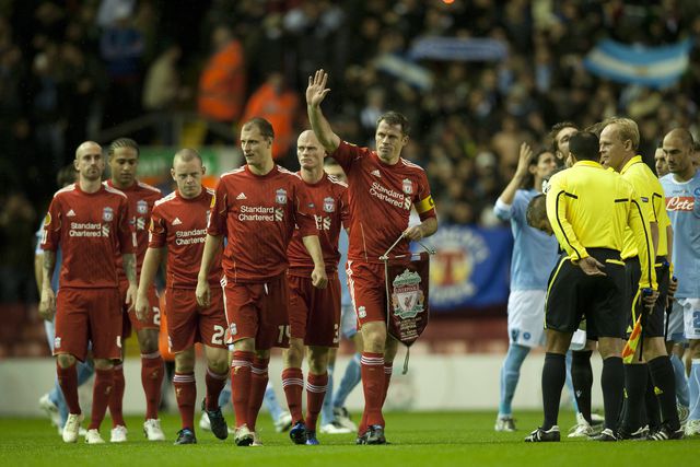 Desafiado a associar nome a camisola, Carragher atira português... inesperado 
