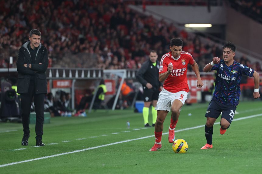 Benny num lance com Bah, que saiu do jogo lesionado do relvado da Luz