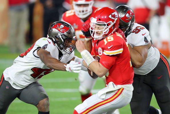 Patrick Mahomes é placado por dois defesas dos Tampa Bay Bucaneers, no Super Bowl de 2021