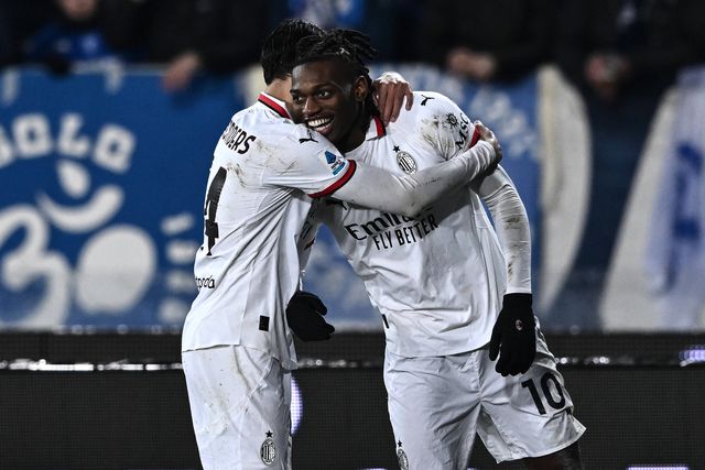 Rafael Leão a celebrar o primeiro golo do Milan do encontro, ao lado de Reijnders