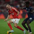 Aursnes num lance com Ofori, no jogo entre o Benfica e o Moreirense
