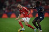 Aursnes num lance com Ofori, no jogo entre o Benfica e o Moreirense