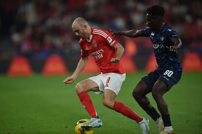 Aursnes num lance com Ofori, no jogo entre o Benfica e o Moreirense