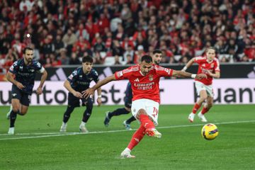 VÍDEO: VAR alerta para mão na primeira jogada e Pavlidis marca de penálti