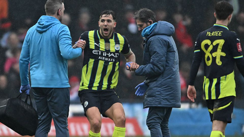 Nico Gonzalez teve estreia azarada no Manchester City ao lesionar-se antes dos 20 minutos de jogo frente ao Leyton Orient