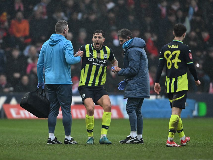 Nico Gonzalez teve estreia azarada no Manchester City ao lesionar-se antes dos 20 minutos de jogo frente ao Leyton Orient