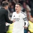 Diego Simeone a falar com Lucas Vázquez durante o dérbi de Madrid