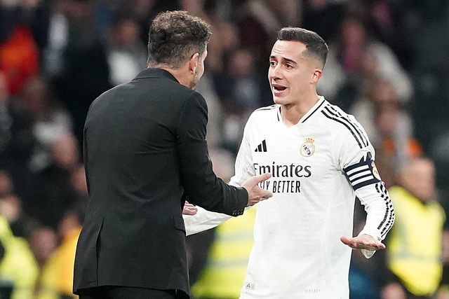 Diego Simeone a falar com Lucas Vázquez durante o dérbi de Madrid