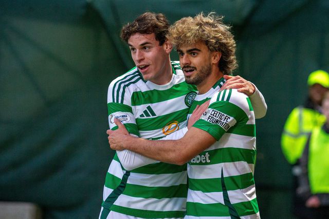 Paulo Bernardo ao lado de Jota no Celtic