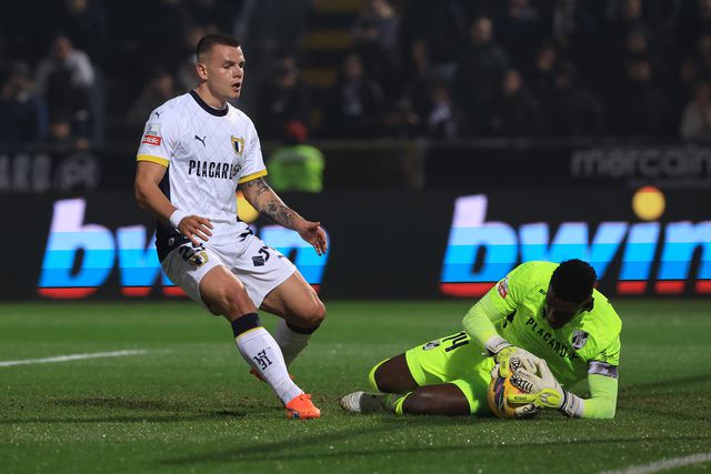 Václav Sejk (Famalicão) disputa lance com Bruno Varela (Vitória de Guimarães) durante o jogo da Liga