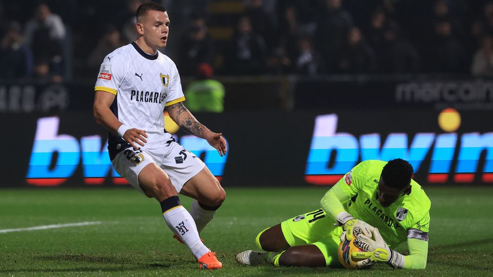 Václav Sejk (Famalicão) disputa lance com Bruno Varela (Vitória de Guimarães) durante o jogo da Liga