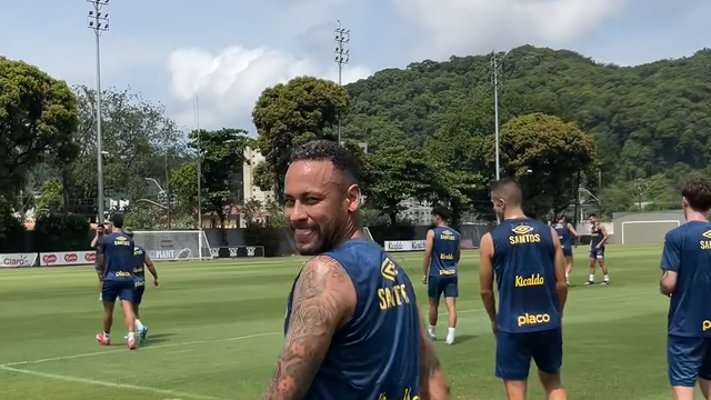 Os treinos do Santos agora têm Neymar, por isso também têm estes momentos...
