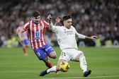 Asencio rouba a bola a Julian Alvarez no dérbi de Madrid (FOTO IMAGO)