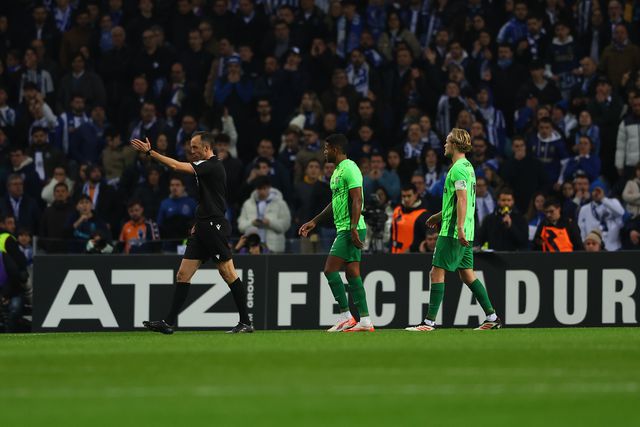 O momento em que Matheus Reis foi expulso no Dragão