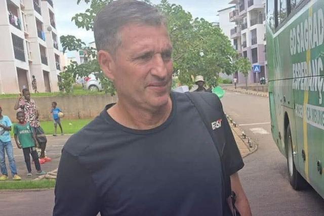 Argentino Gustavo Onaindia deixou de ser o treinador do Sagrada Esperança