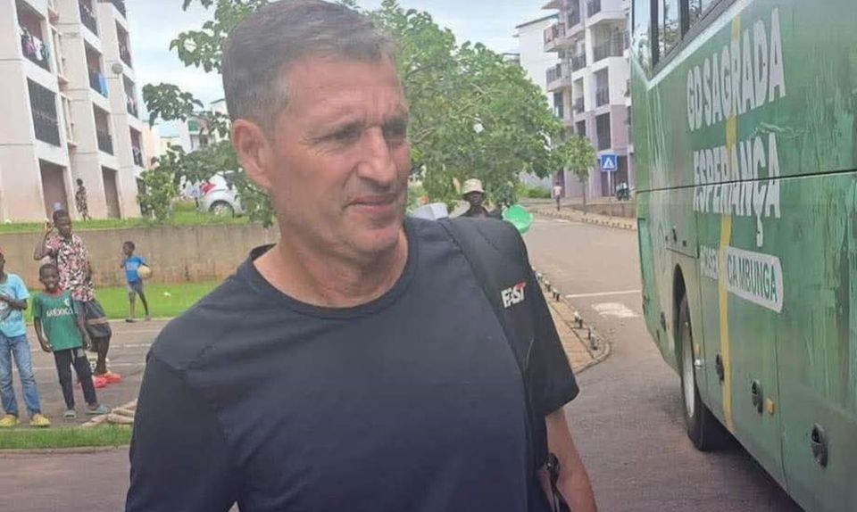 Argentino Gustavo Onaindia deixou de ser o treinador do Sagrada Esperança