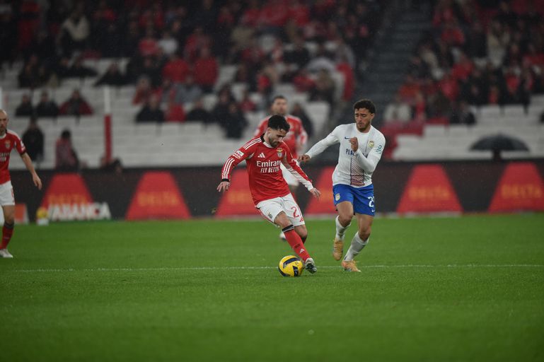 Rafa conduz a bola perante Figueiredo - Foto: Miguel Nunes