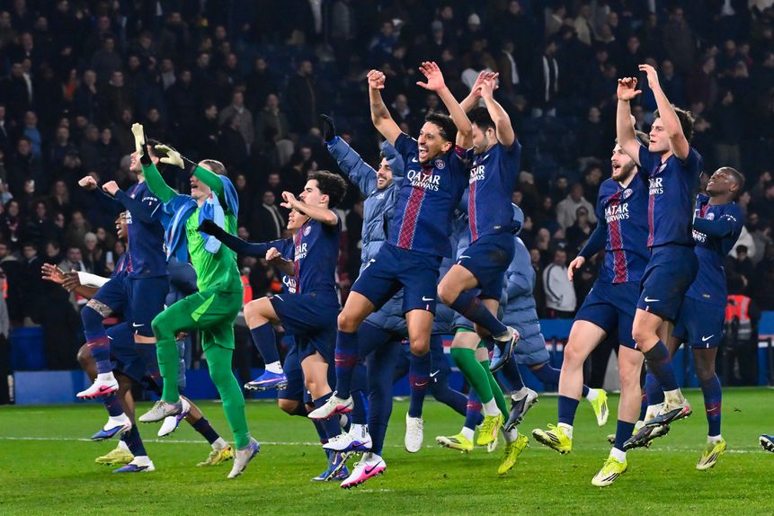 Festa dos jogadores do PSG no final de um clássico muito desnivelado