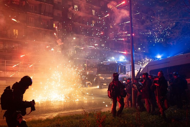 Caos total em Milão: protestos violentos contra Olímpicos de Inverno (fotos e vídeos)