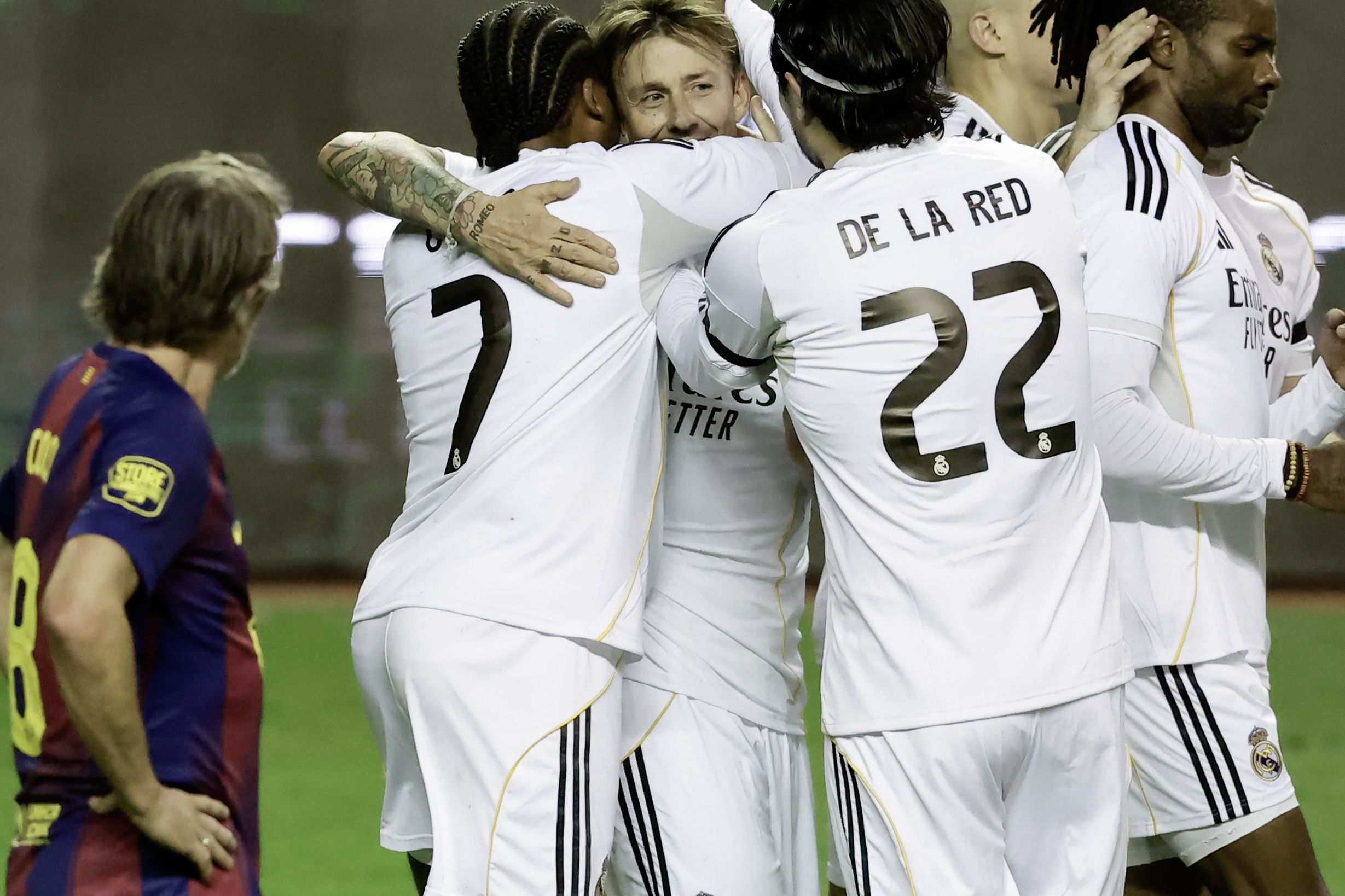 Jogadores do Real Madrid, incluindo Pepe, a festeja o golaço de Guti - Foto: Jeffrey Arguedas/EFE