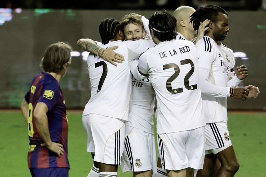 Jogadores do Real Madrid, incluindo Pepe, a festeja o golaço de Guti - Foto: Jeffrey Arguedas/EFE