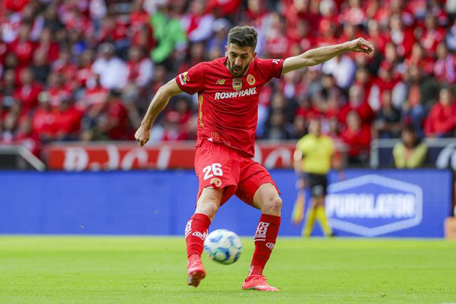 Paulinho em ação no Toluca