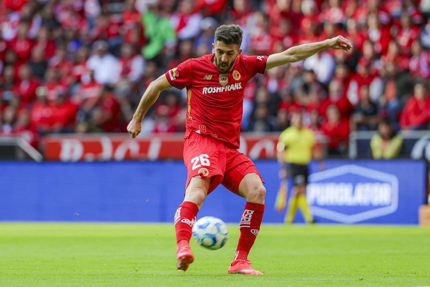 Paulinho em ação no Toluca