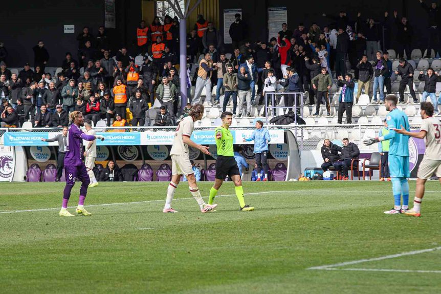 Momento em que o árbitro apontou para a marca de grande penalidade - Foto: Herkes Duysun