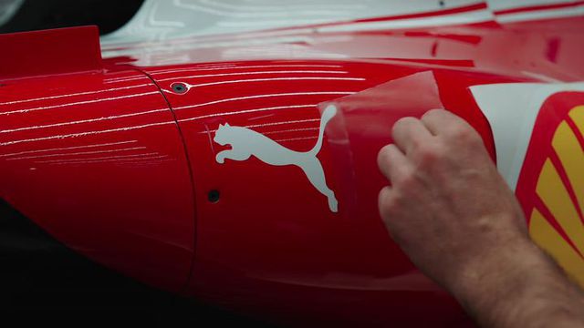 O novo Ferrari, autocolante a autocolante: o 'Cavallino Rampante' está pronto