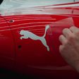 O novo Ferrari, autocolante a autocolante: o 'Cavallino Rampante' está pronto
