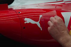 O novo Ferrari, autocolante a autocolante: o 'Cavallino Rampante' está pronto