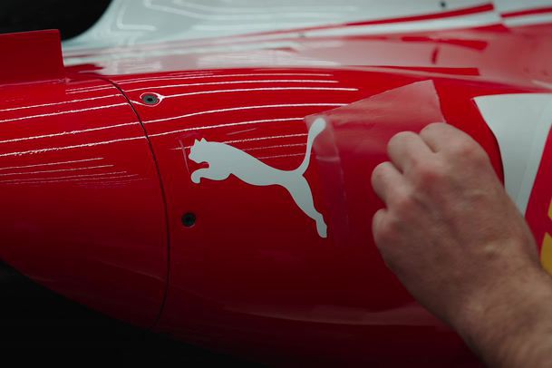 O novo Ferrari, autocolante a autocolante: o 'Cavallino Rampante' está pronto