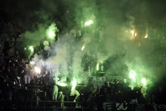 Sporting apela aos adeptos para que não usem pirotecnia sob pena de mais sanções (Foto Grafislab)