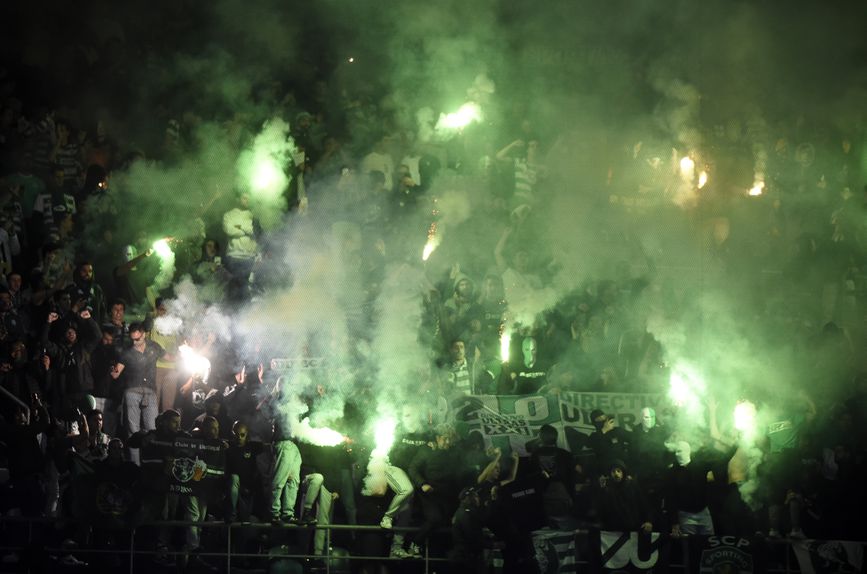 Sporting apela aos adeptos para que não usem pirotecnia sob pena de mais sanções (Foto Grafislab)