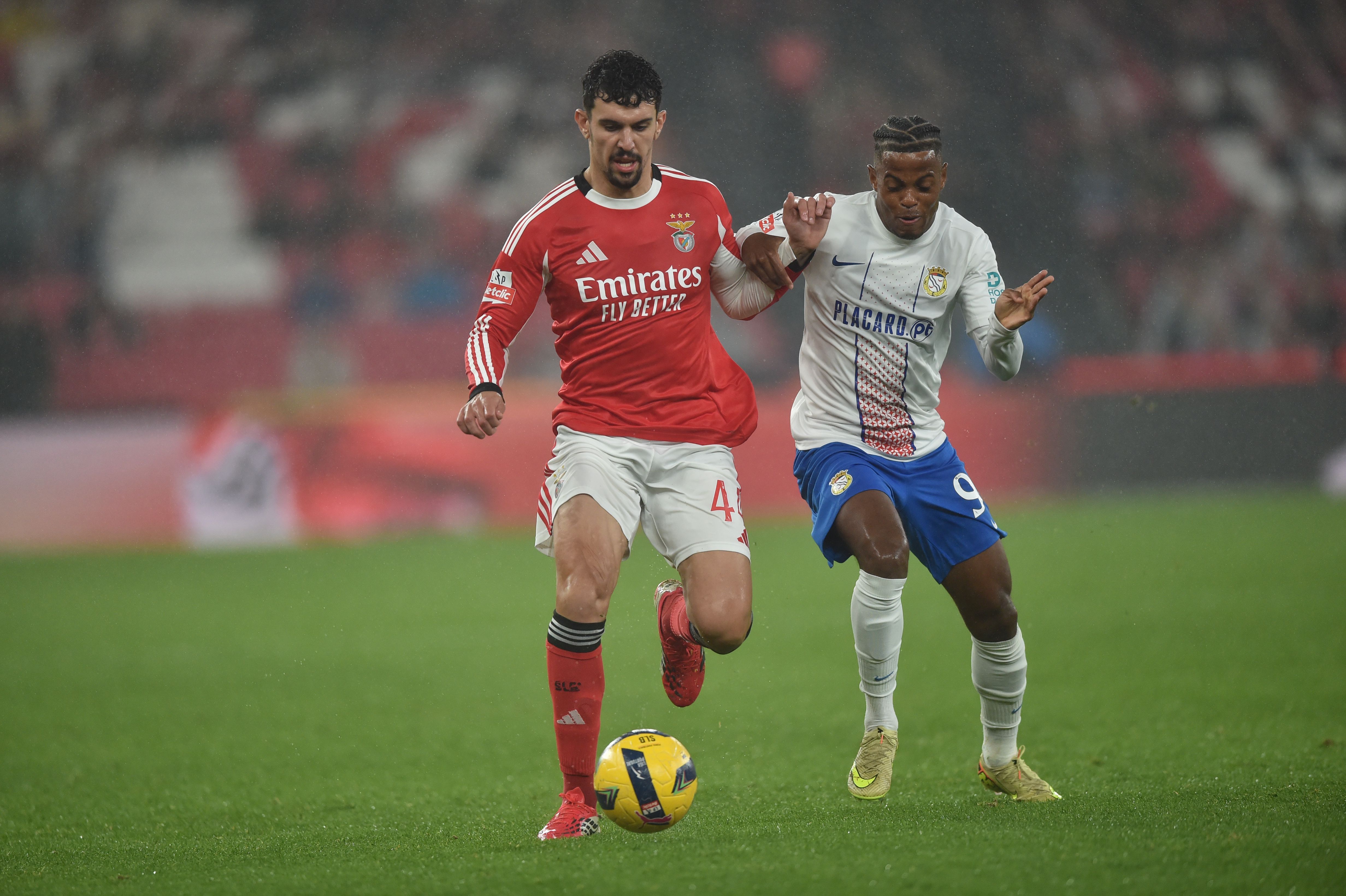 Tomás Araújo conduz a bola - Foto: Miguel Nunes