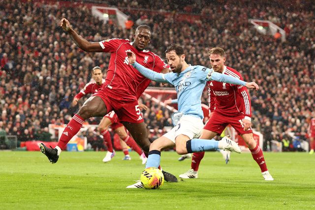 Golaço, reviravolta, confusão e o Man. City derrota o Liverpool