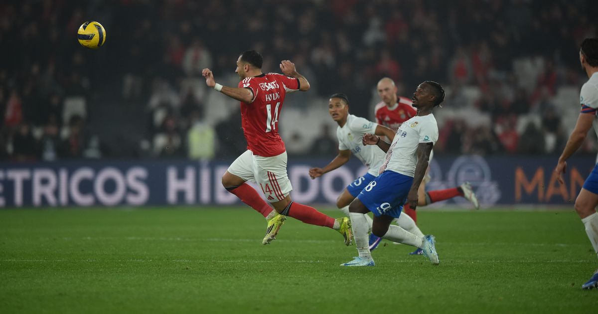 VAR anula golo de Pavlidis na Luz (vídeo)