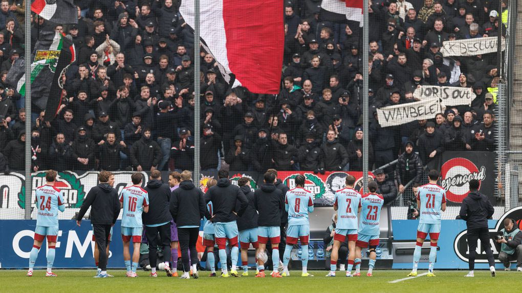 Jogadores do Feyenoord agradeceram o apoio dos adeptos - Foto: IMAGO