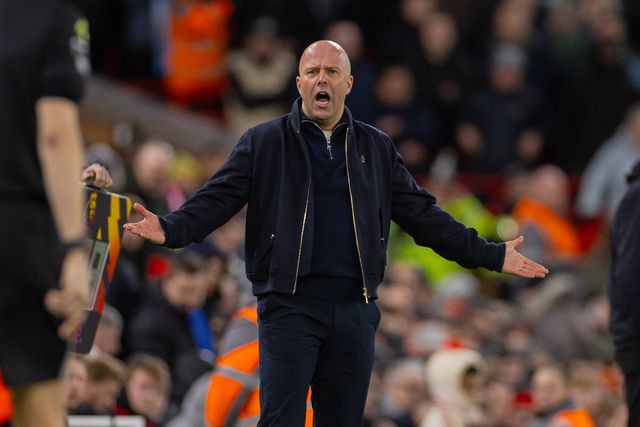 Arne Slot desapontado: «Os árbitros têm de fazer o trabalho deles»