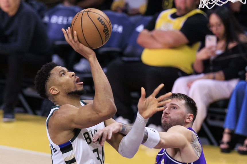 Giannis Antetokounmpo numa disputa com Doncic